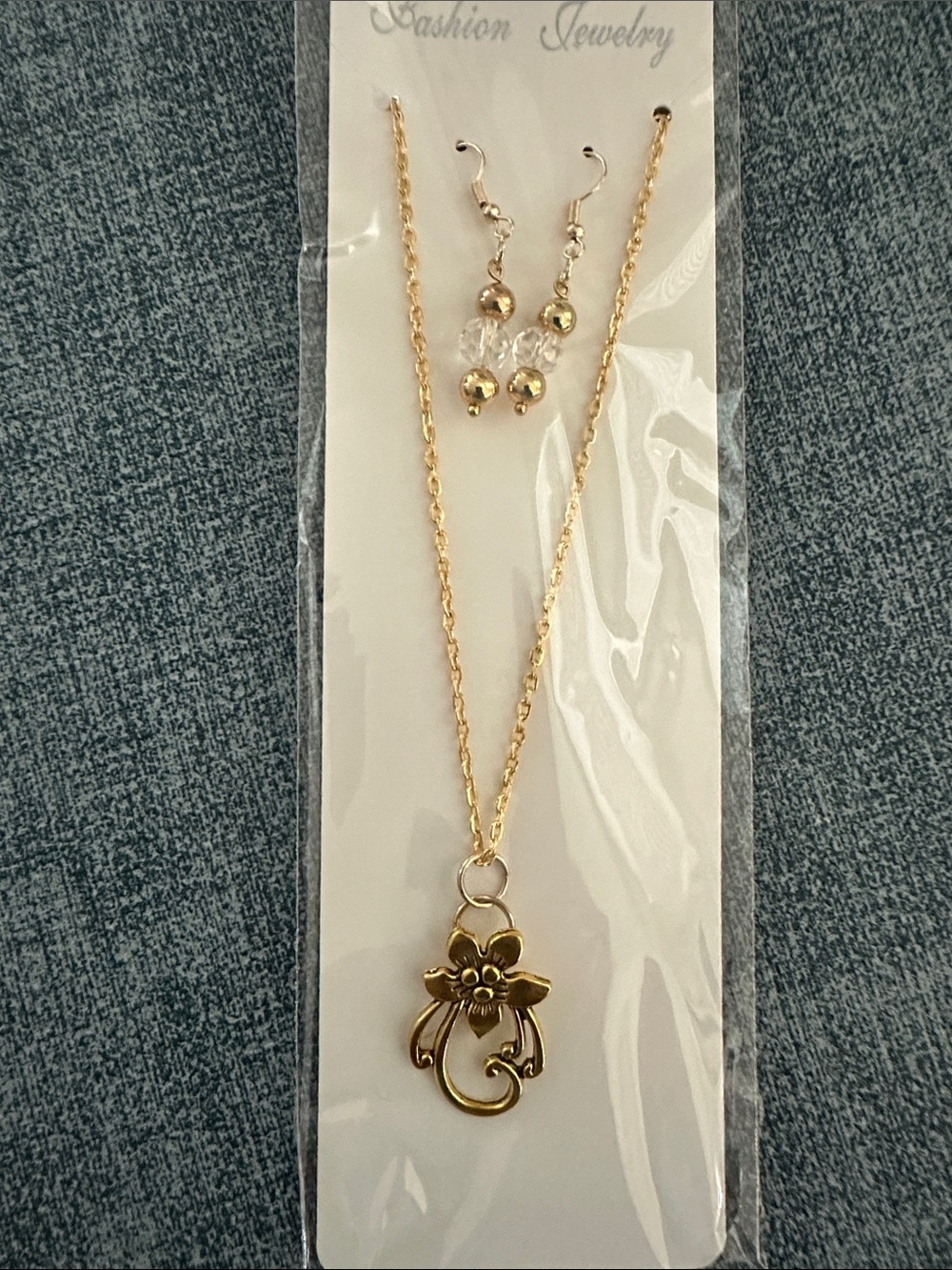 Fashion Jewelry Gold Floral Pendant Necklace with Crystal Accent Earrings